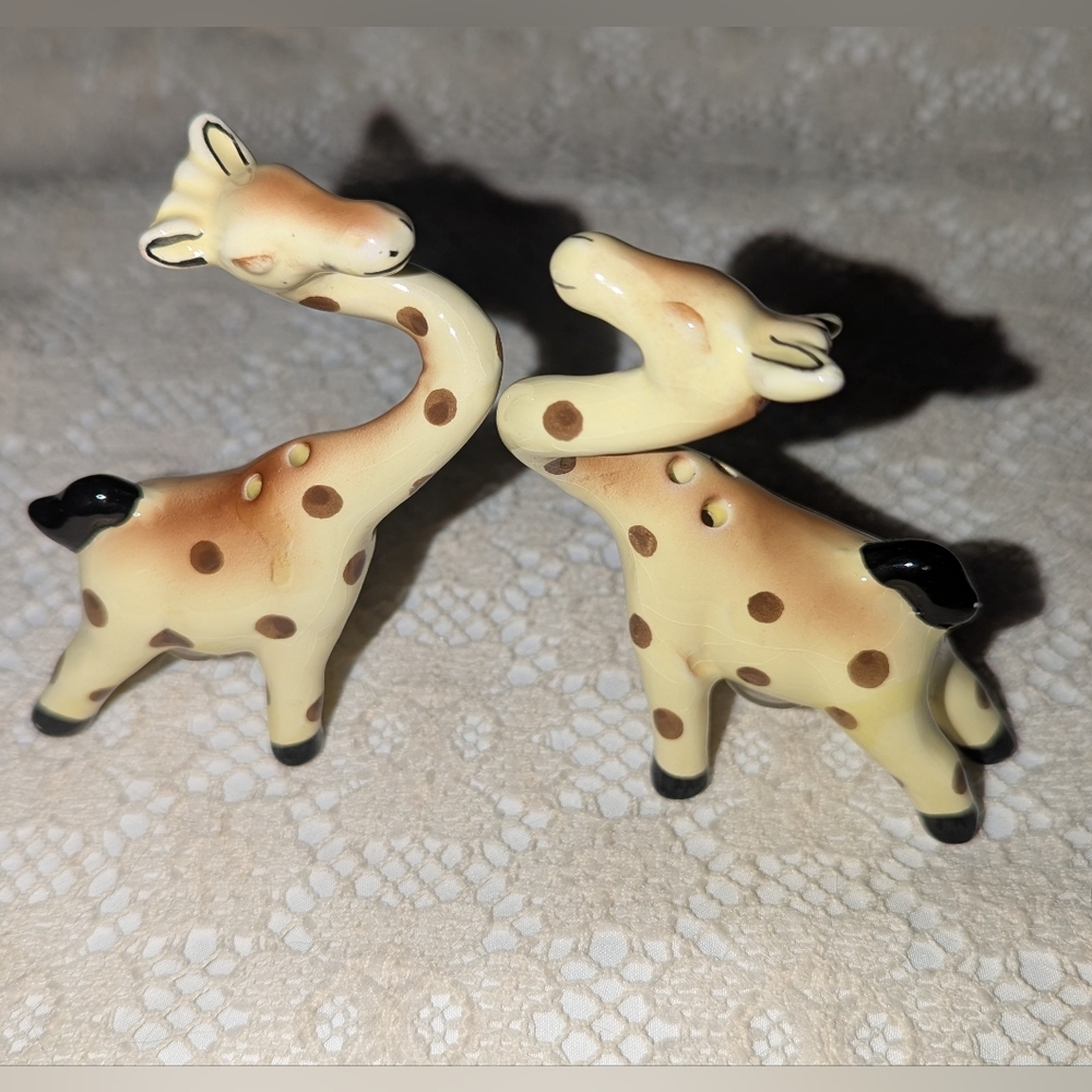 Vintage Twisted Neck Kissing Giraffe Ceramic Salt And Pepper Shakers Set